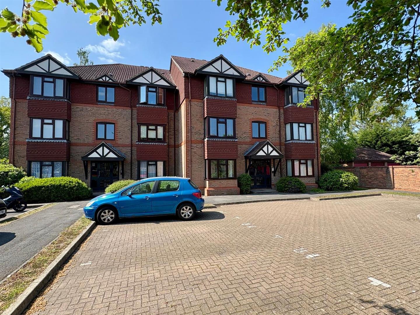 Chestnut Close, Fleet